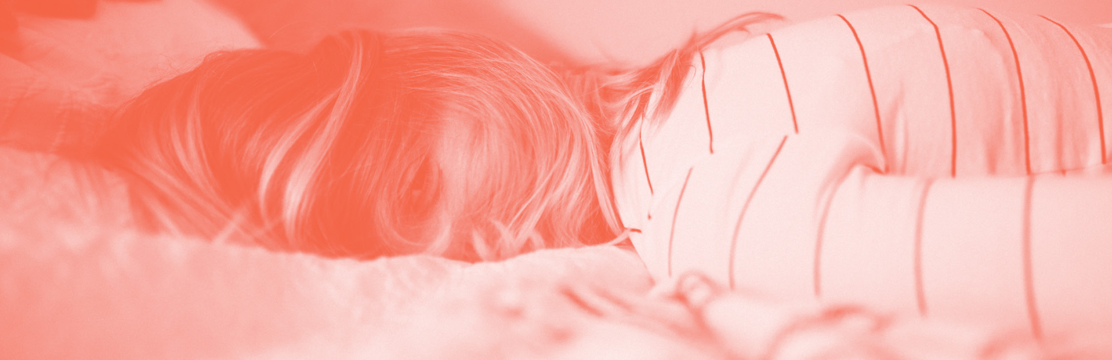 Mama erschöpft – Mutter liegt müde auf dem Bett und sucht nach Energie im Alltag